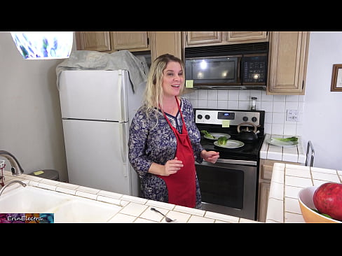 ❤️ Belle-mère qui le traie dans la cuisine avant son rendez-vous. Super sexe at us
