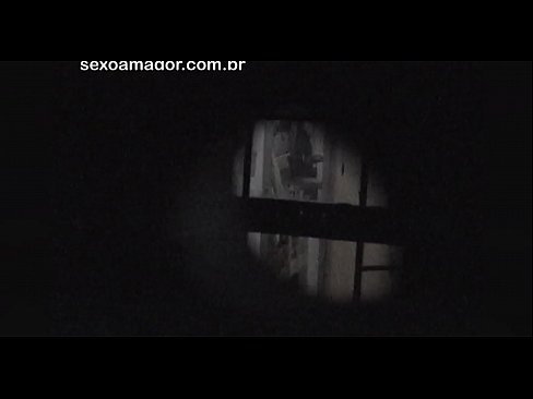 ❤️ Blondie se fait secrètement filmer par un voyeur du quartier caché derrière des briques creuses. Super sexe at us