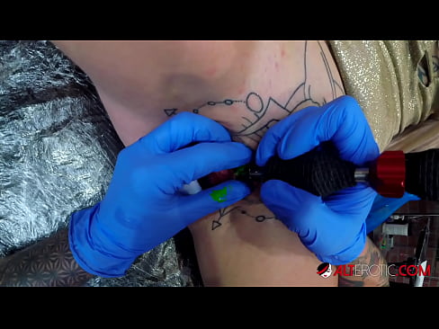 ❤️ Sully Savage, une chaudasse extrêmement tatouée, s'est fait tatouer le clitoris. Super sexe at us