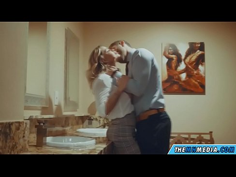 ❤️ Quand une blonde plantureuse vous séduit dans des toilettes publiques. Super sexe at us